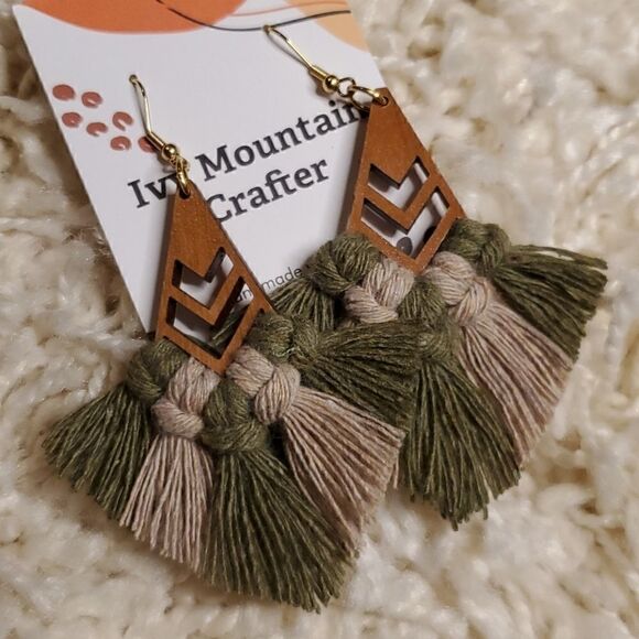 IVY MOUNTAIN CRAFTER Handmade Chevron Earrings - Picture 2 of 2